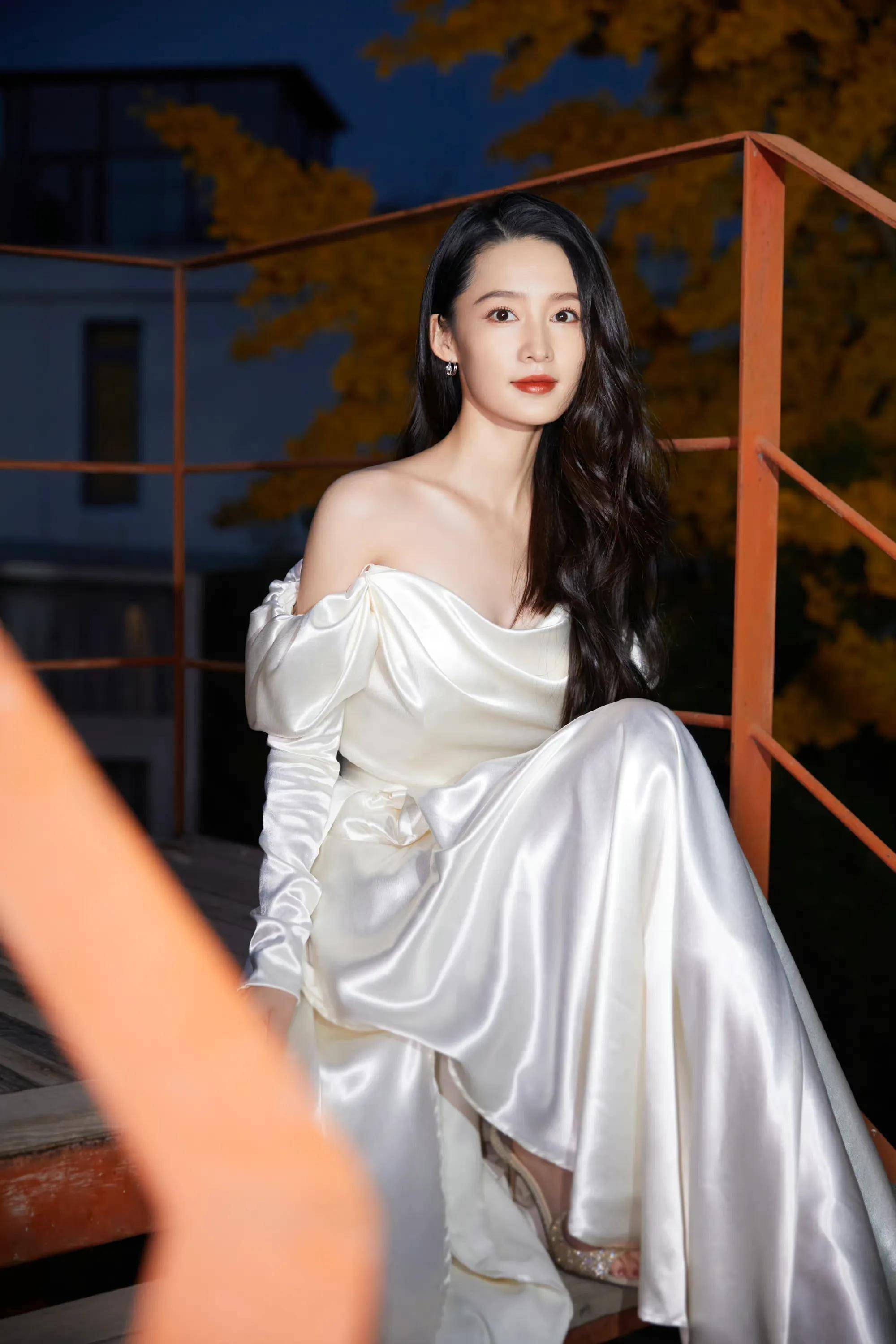 女星李沁公主写真:秋色正浓,美人正好_李沁_秋色_公主