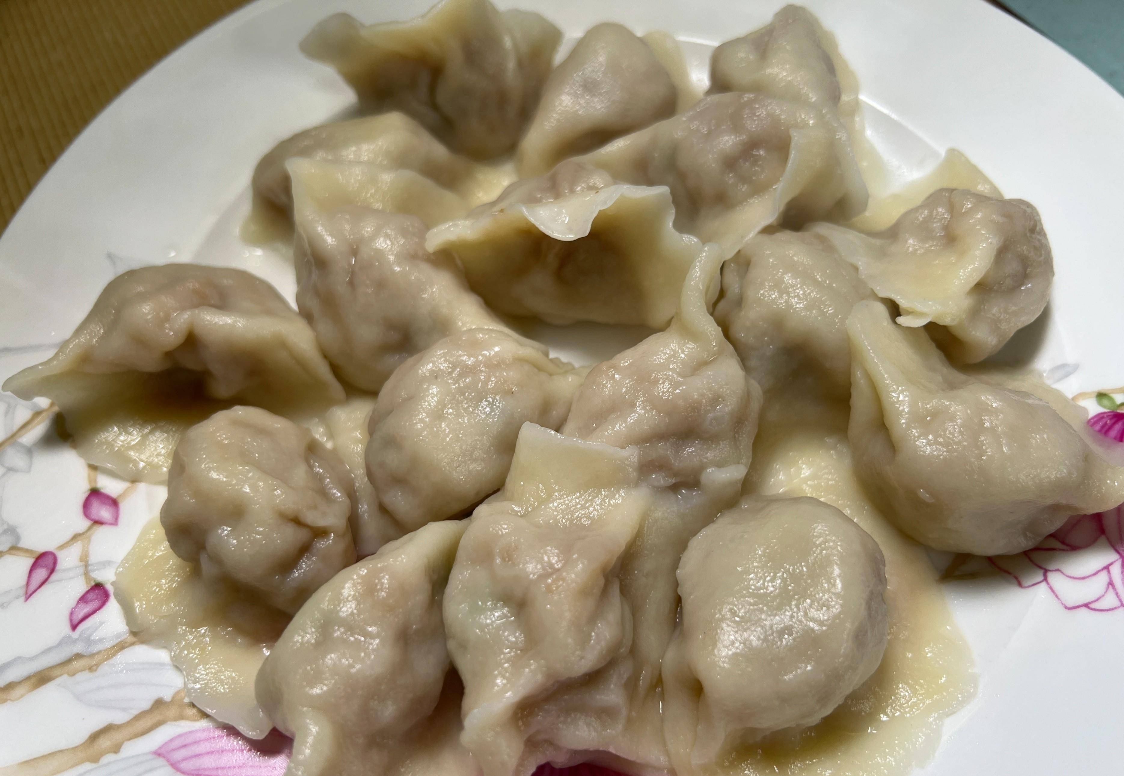 东北特色的酸菜猪肉馅水饺,皮薄馅大,鲜嫩多汁,酸爽开胃,好吃_饺子皮