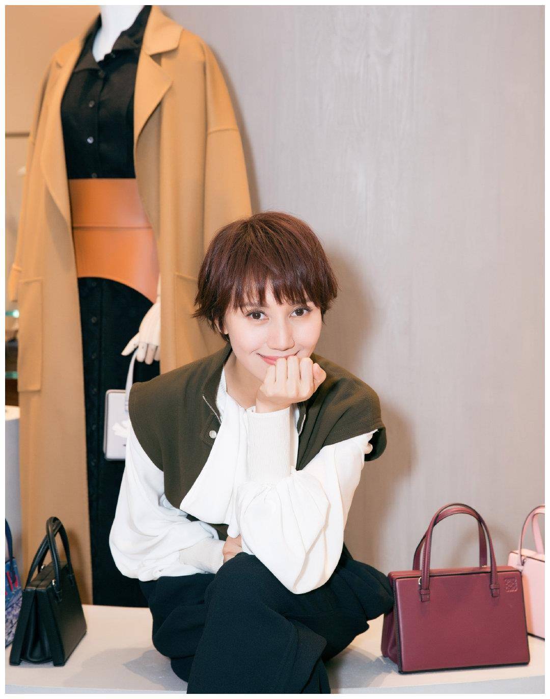 袁泉终于换风格,168cm穿阔腿裤长腿不得了,剪层次齐刘海太飒