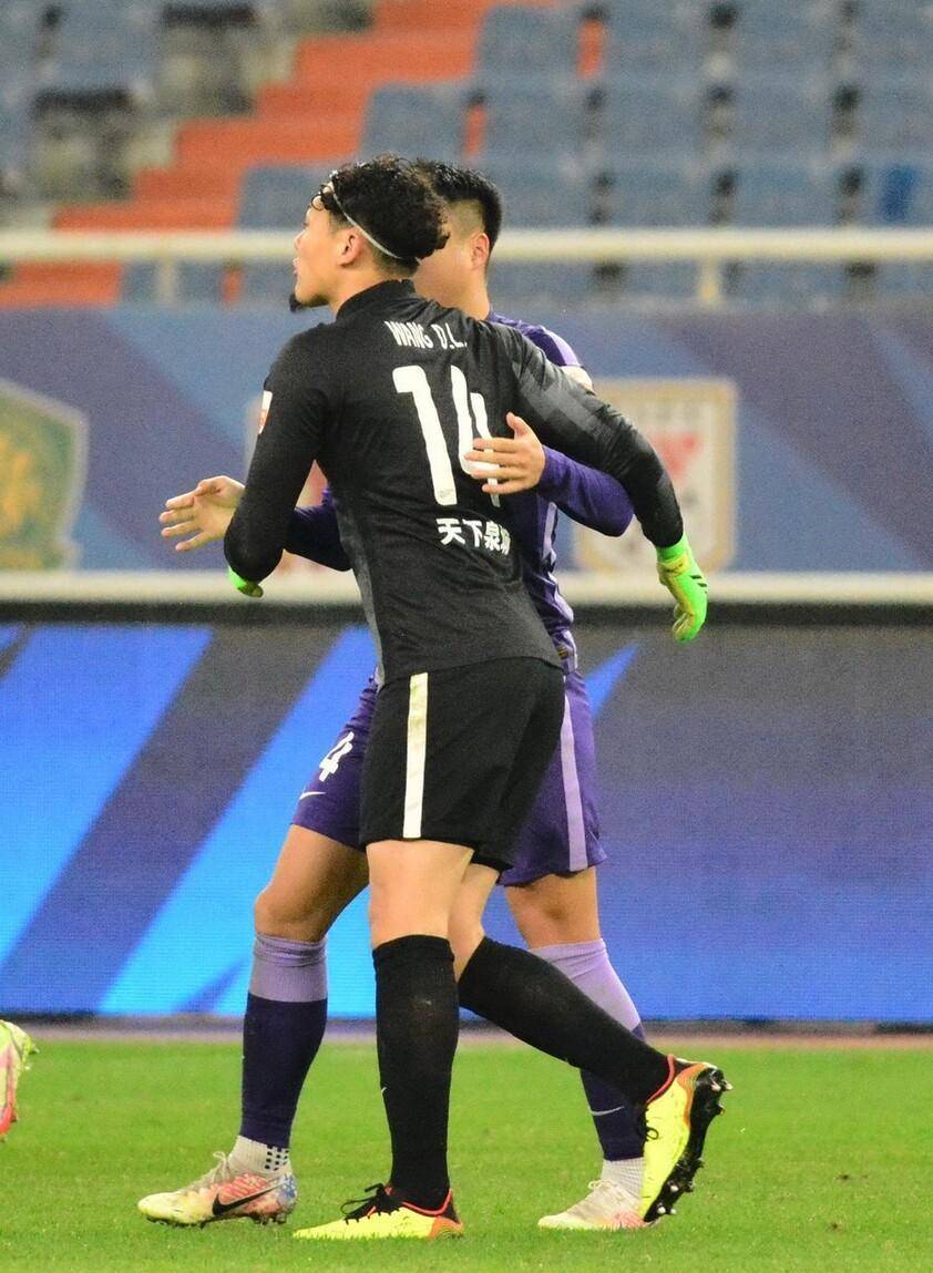 泰山青训门将久违亮相成"土肥圆"打替补也要有职业态度_韩镕泽_王大雷