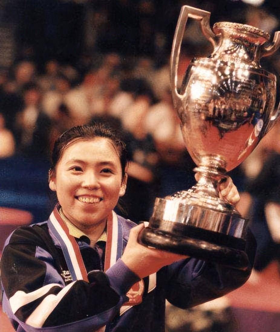 原以为运动员退役以后坚持健身,会比同龄人显年轻呢,看了邓亚萍才知道