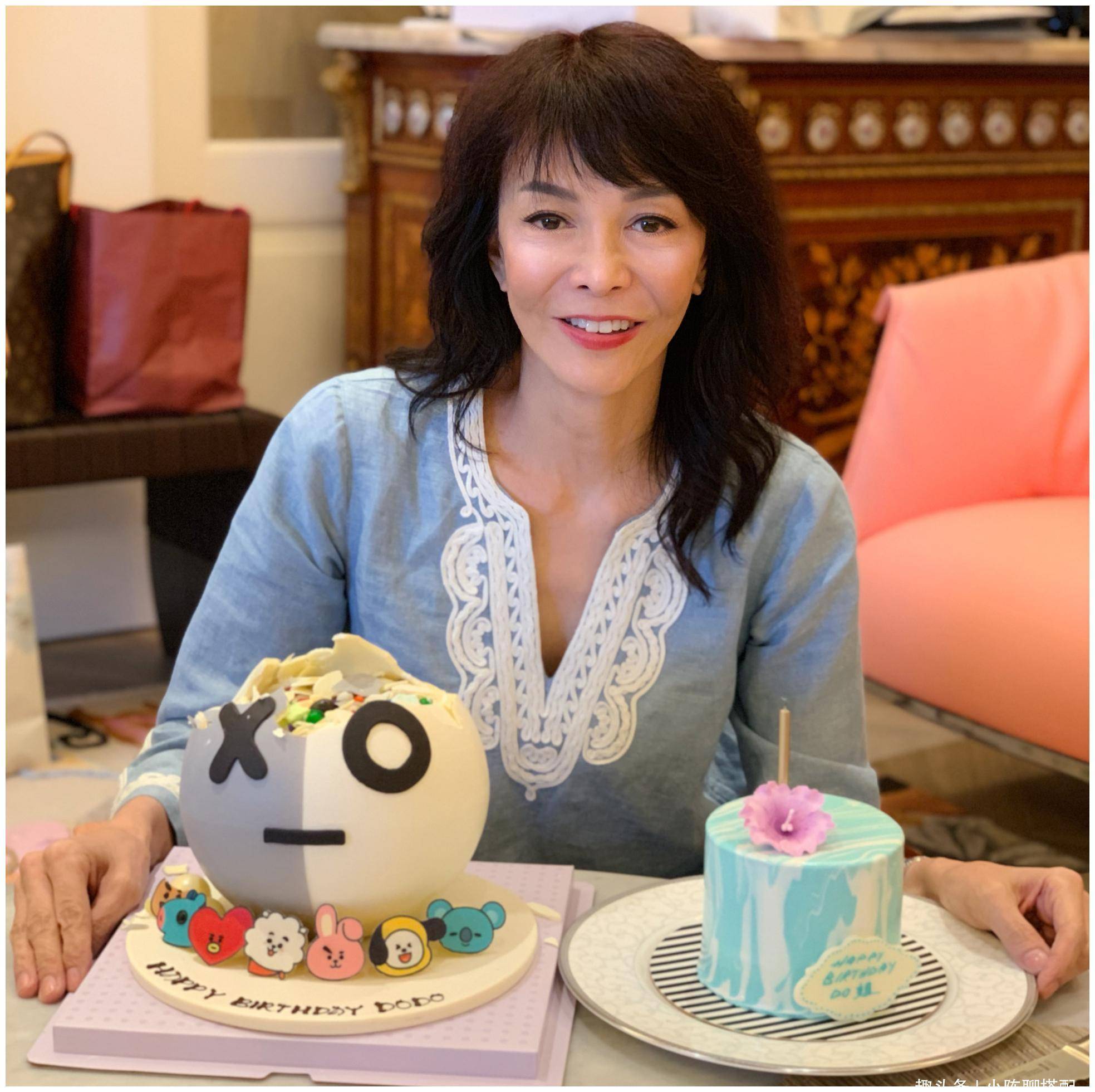 郑裕玲晒62岁庆生照,穿淡蓝色上衣端庄大方,手上蝴蝶戒指好抢镜_风格