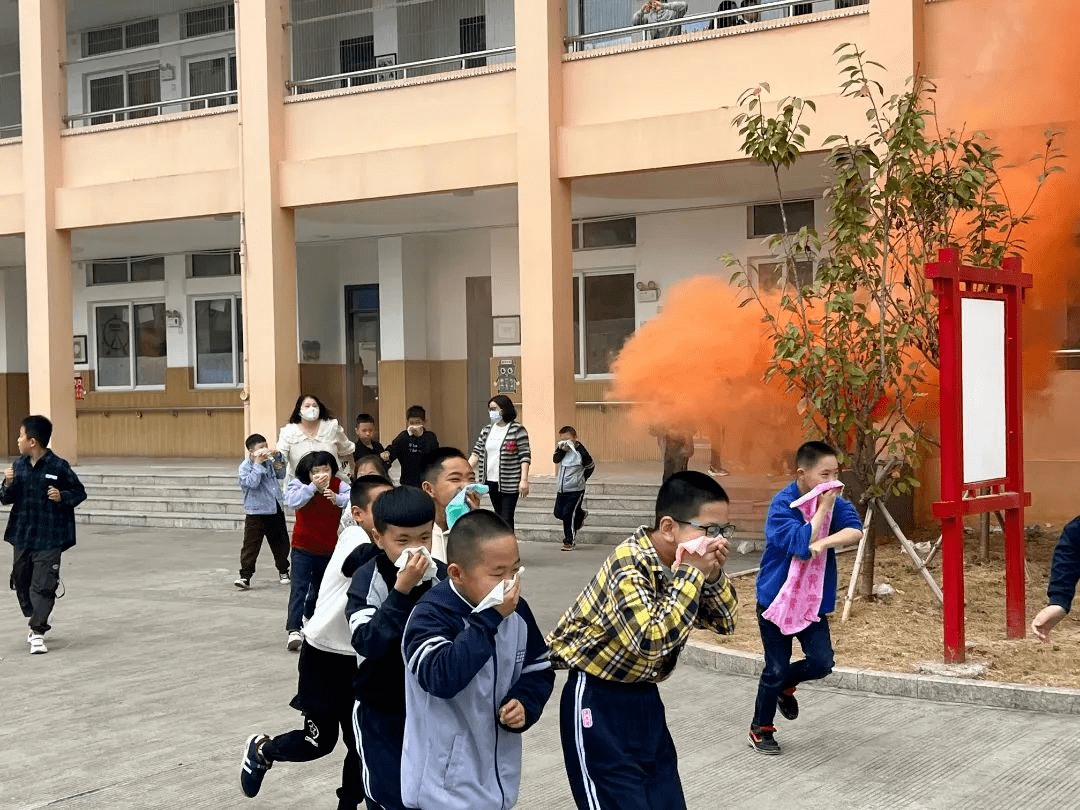 期间,苍南县应急管理局联合灵溪镇专职消防队深入苍南县特殊教育学校