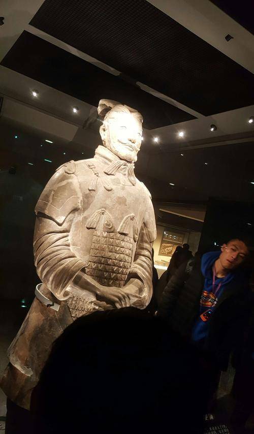 德国小伙跳进兵马俑坑扮演人俑,过很久才被警察认出,结局怎样?