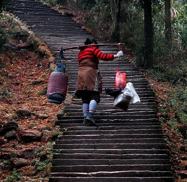 大山里女挑夫汪美红:磨坏120双鞋,供出两个重点大学生_孩子_丈夫_汪淑