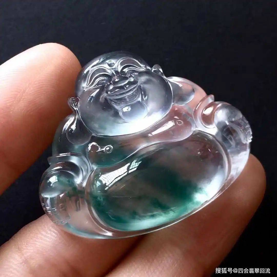 翡翠老坑和新坑的光泽度也不同,老坑翡翠在抛光之后,有尖锐的光亮光泽