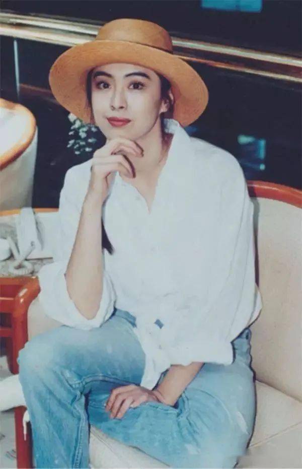 1王祖贤今天,我们就来盘点一下那些30多年前港台女明星的惊艳穿搭