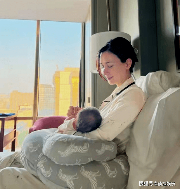 韩庚妻子晒健身照，产后俩月恢复完美曲线，全身零赘肉羡煞旁人