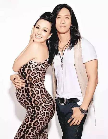 结婚,2008年诞下二女儿严子晴(jaden),2010年诞下小女儿严紫凝(cayla)