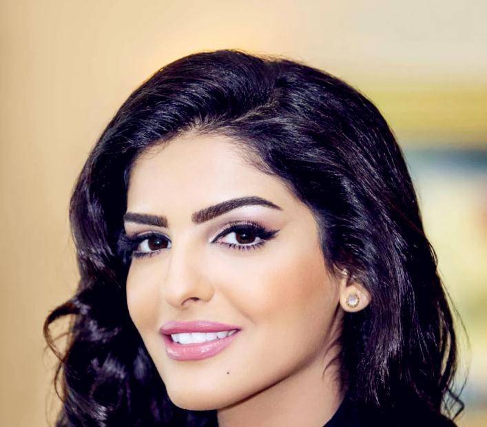 中东最美女人,父母离异不甘平庸,脱下黑袍成沙特时尚标杆_威尔_传统