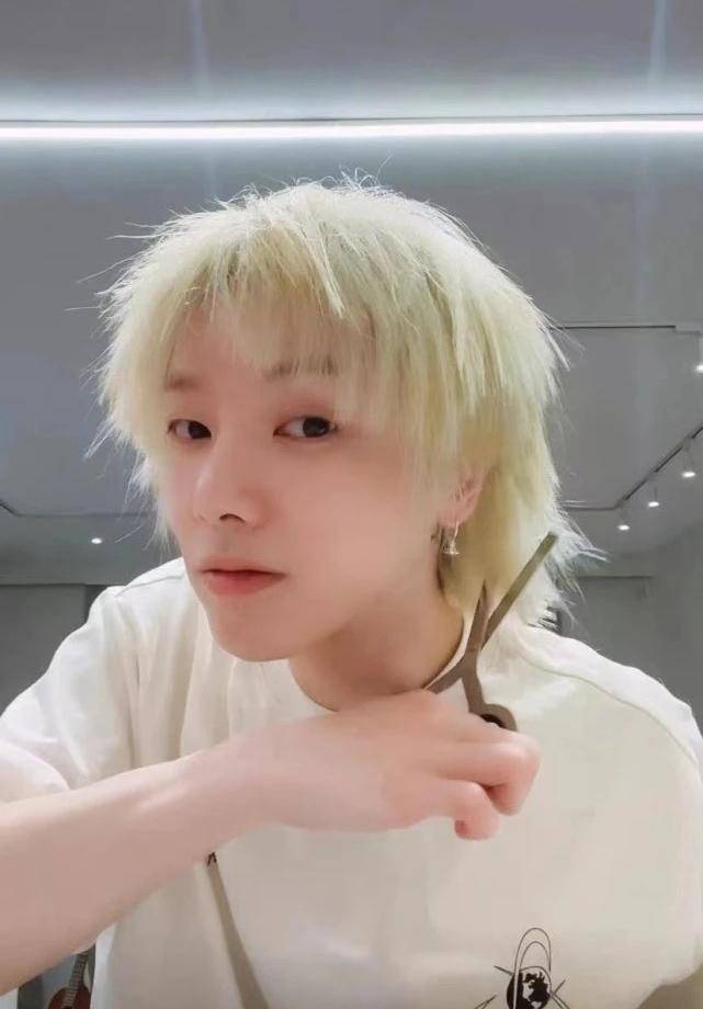 此前,有网友爆料华晨宇整容并植发,还晒出多张"整容前"的怼脸照证明