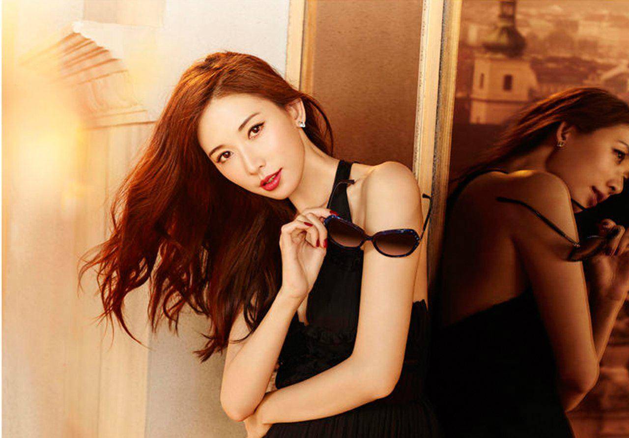 林志玲秀时尚身材,穿深v包臀裙优雅显气质,46岁婚后仍时尚犹存_都会