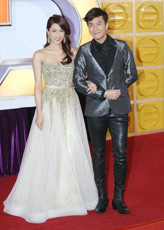 而钟嘉欣才出道的时候被大家调侃是女版吴尊,还说她五大三粗,没有演技