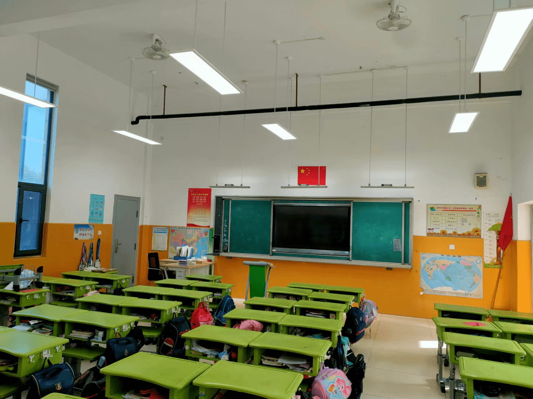 和普通教室相比,改造过的教室最明显的就是照明灯换了.