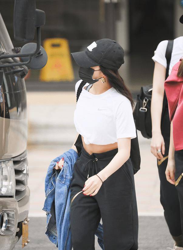 身材矮小的安崎一直给观众们的感觉就是很有少女的