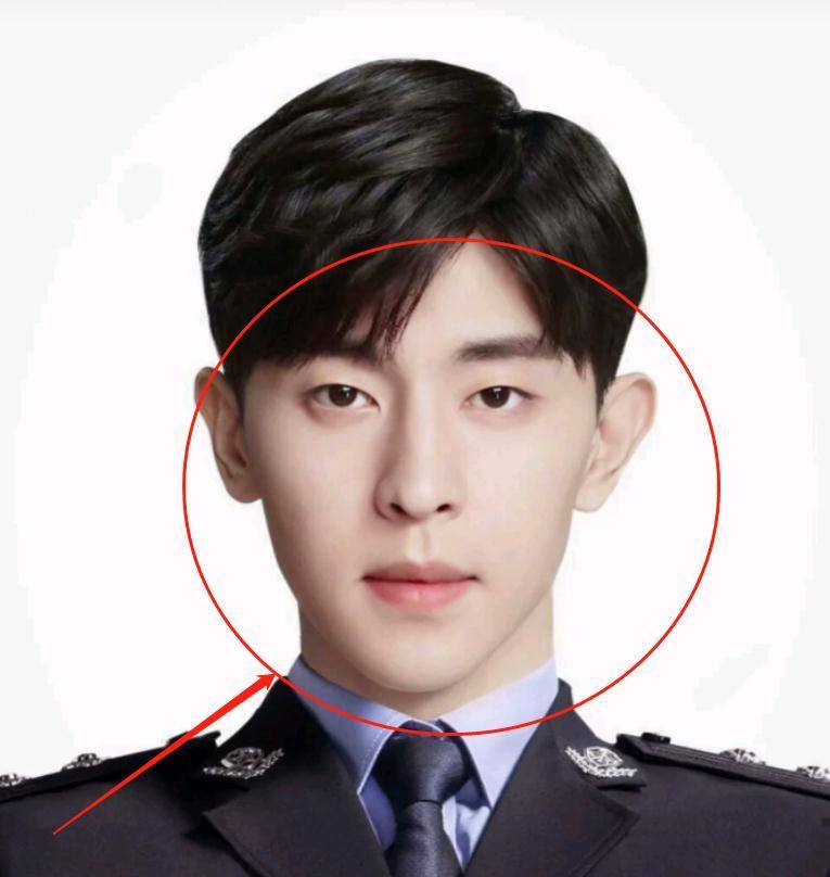 同样是穿警服,邓伦戴蓝盔警帽帅气十足,气质丝毫不输王一博