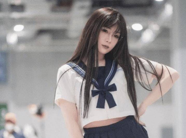 上海漫展jk妹被网暴，卑微在线道歉，我们更应该批评那些拍裙底的人！