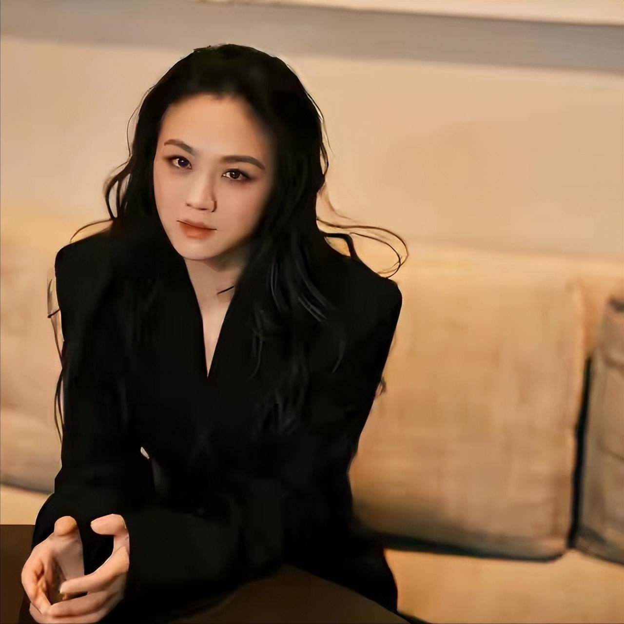 一夜成名后隐退,嫁给韩国导演,汤唯凭什么成为韩国女神?