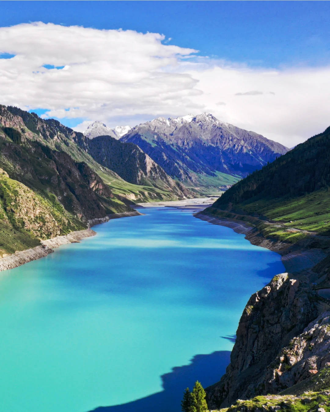 即程旅游—藏匿在伊犁天山脚下的变色湖,湖水似碧_夏塔_颜色_变化