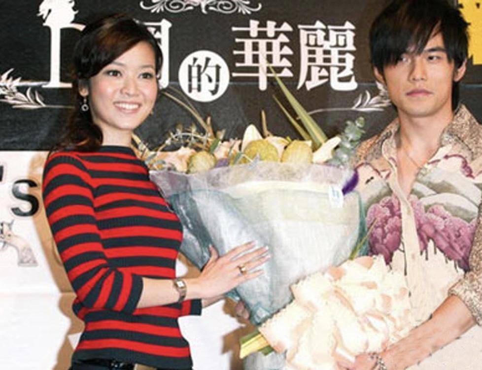 分手14年，侯佩岑仍与周杰伦绑缚上热搜，她的心计心情都藏在笑容里