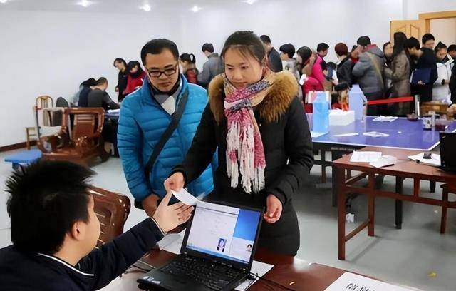 一女大学生报考公事员行步政审！原因竟出在奶奶身上！一路来看看