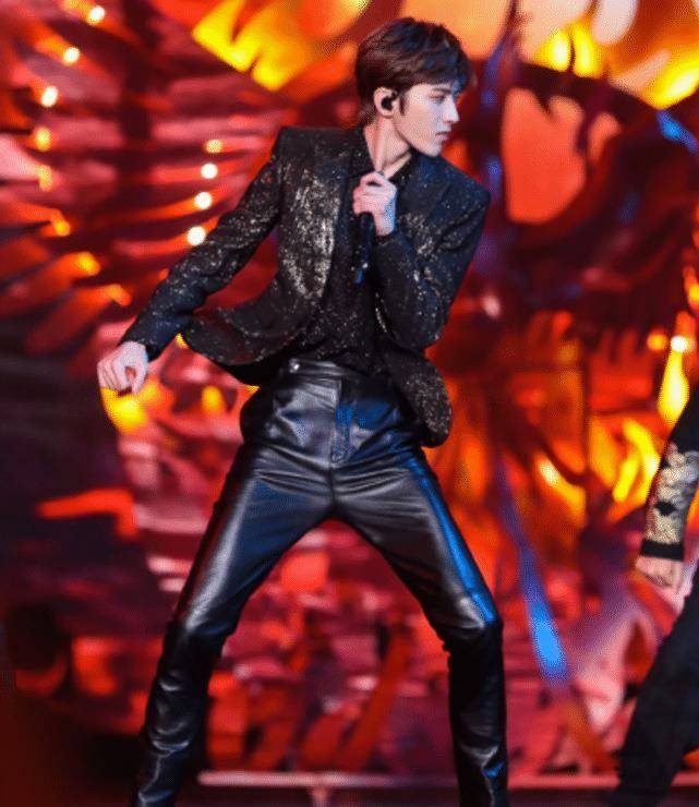 可不同于其他男星穿上皮裤后的尴尬形象,蔡徐坤穿上皮裤后却是异常有