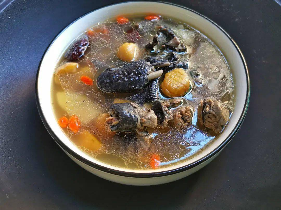 最近又湿又冷,来只泰和乌鸡打煲吧!外边餐厅一般吃不到!