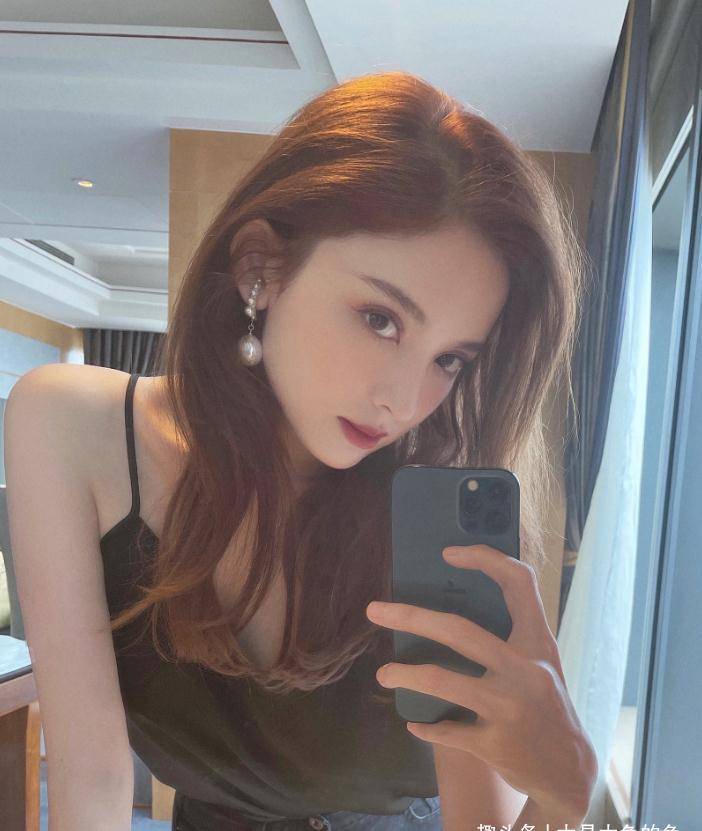 古力娜扎晒自拍照,穿黑色吊带裙秀时尚锁骨,清冷气质慵懒又迷人