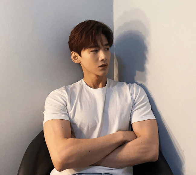 "小白脸"变"金刚芭比",女粉丝们呼唤:白敬亭,别再举铁了_动作_训练