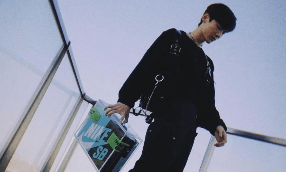 小鬼白敬亭沸腾之夜合作《goodnight》,这相隔距离是怕踩到鞋?