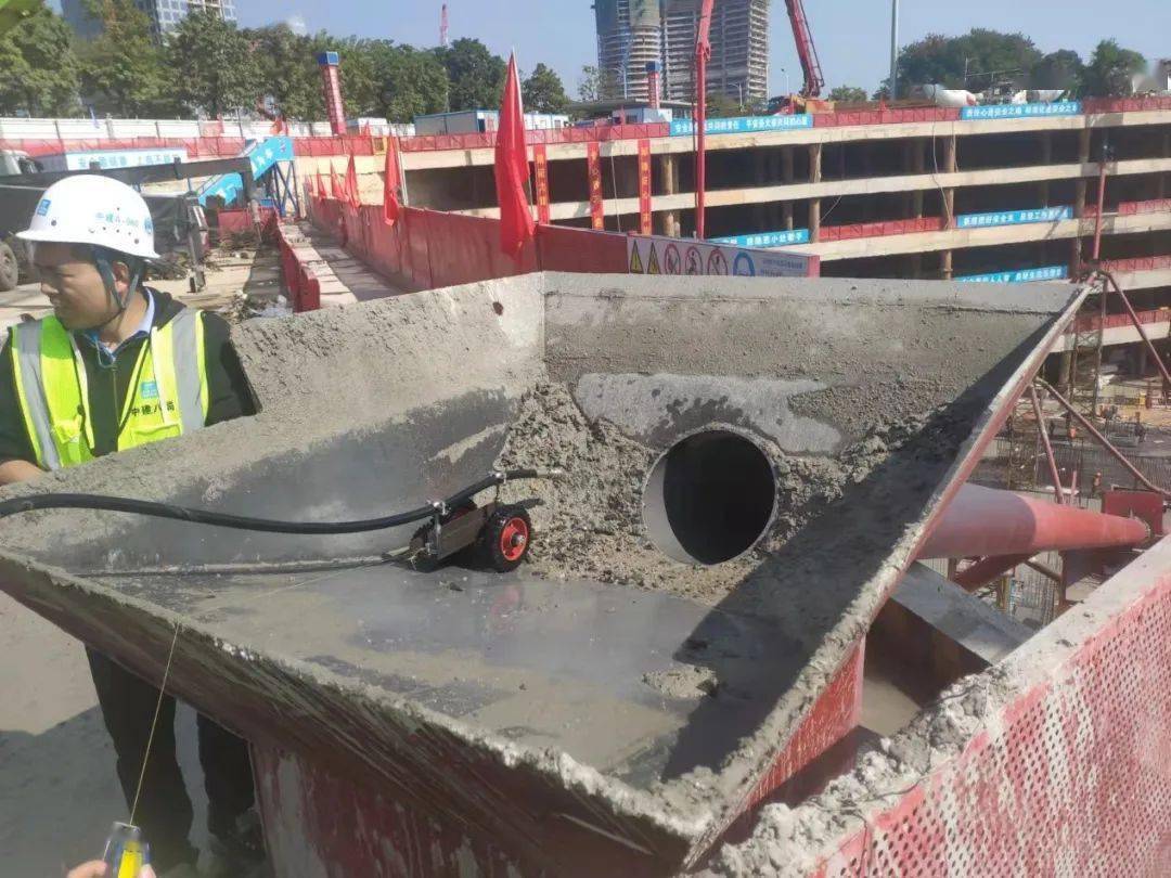 项目团队精细研究,设计并采用多角度溜管 溜槽 天泵浇筑综合施工技