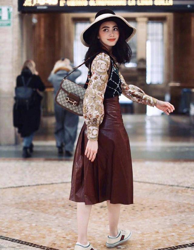 maidavika现身秀场,宽檐帽搭配棕红半裙,演绎复古风情!