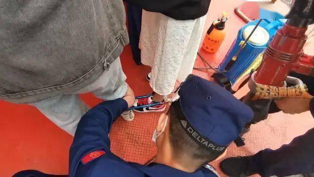 杭州两名女子玩网红游戏姐妹喝酒"生死局",让人用铁链锁住她俩的脖子