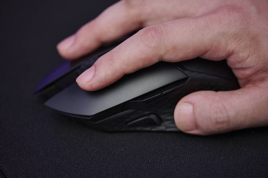 雷柏V30W双模无线游戏鼠标评测:160小时长效续航,FPS游戏好伴侣