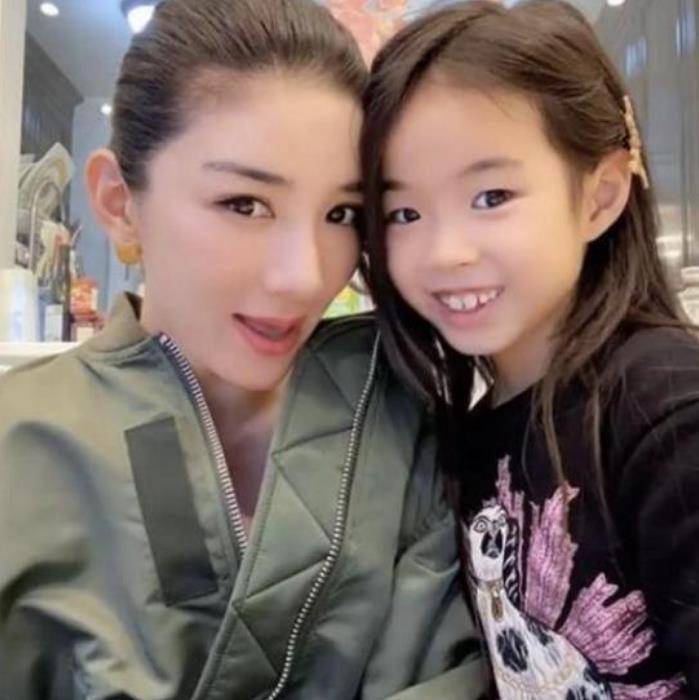 带女儿与男子约会,被男子上下打量略显卑微_网友_男人_单身