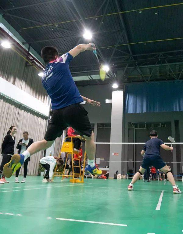 资产后保队雷志鸣老师,张静全老师神贯注投入比赛(刘博文 摄)▲外国