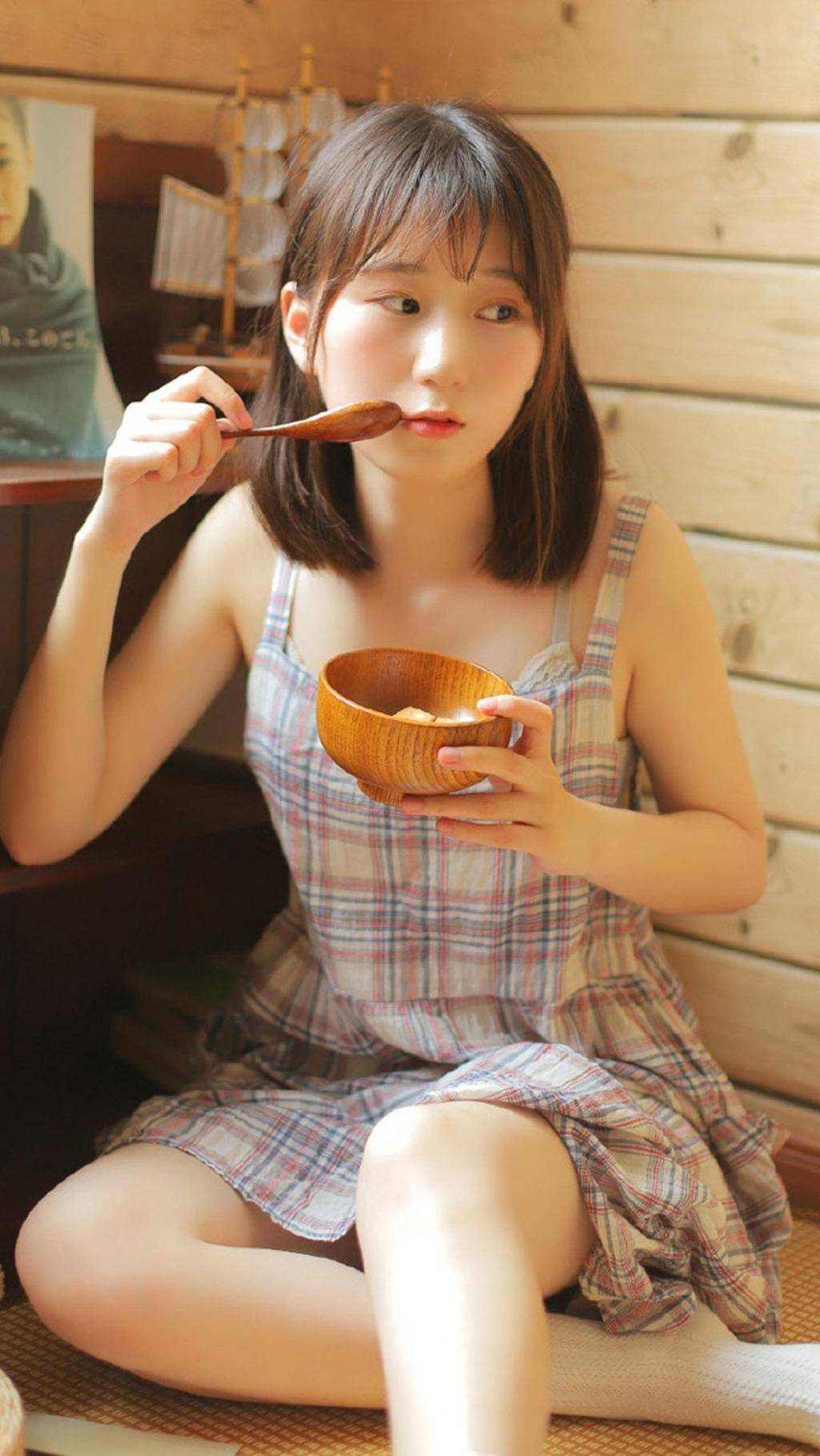 清纯可爱日系美少女吊带格子裙私房写真