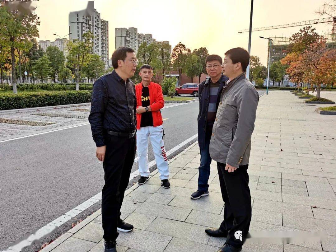 校党总支书记,校长陈爱鹏对县委,县政府高度重视,大力支持舒城二中和