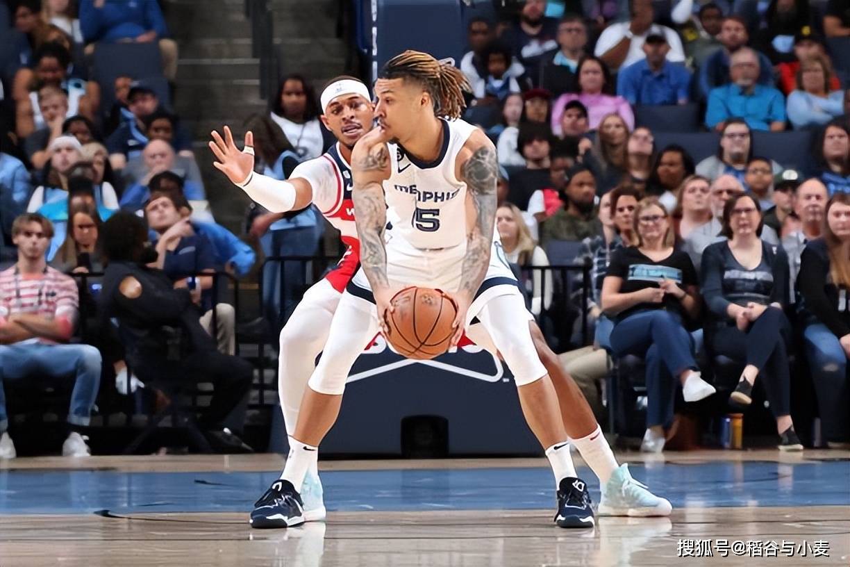 比赛中,灰熊的锋线大将布兰登-克拉克(brandon clarke)表现出色,他