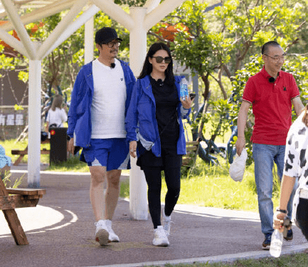 王岳伦风波后和李湘合体现身,夫妻同框录综艺,全程揽腰秀恩爱_什么