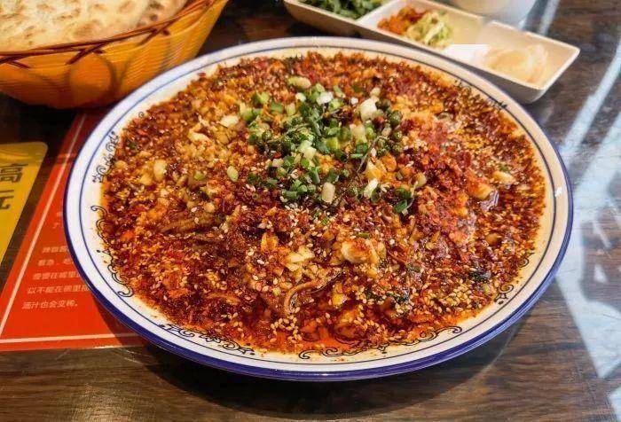 网络经过油泼的羊肉,油,香,还特别的嫩比起羊肉泡里的肉,更加的入味蒜