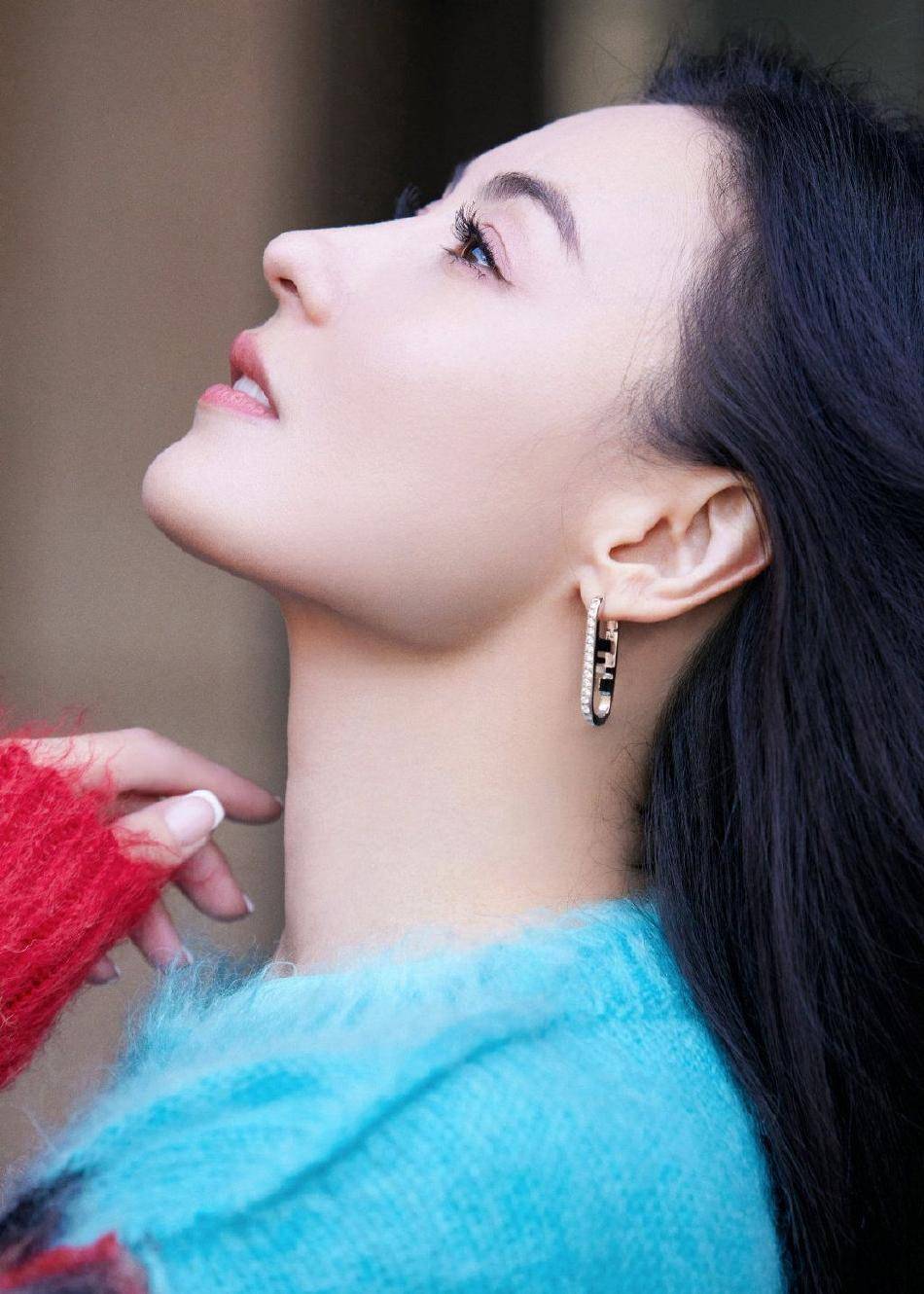 张柏芝穿彩虹毛衣大秀纤细长腿!