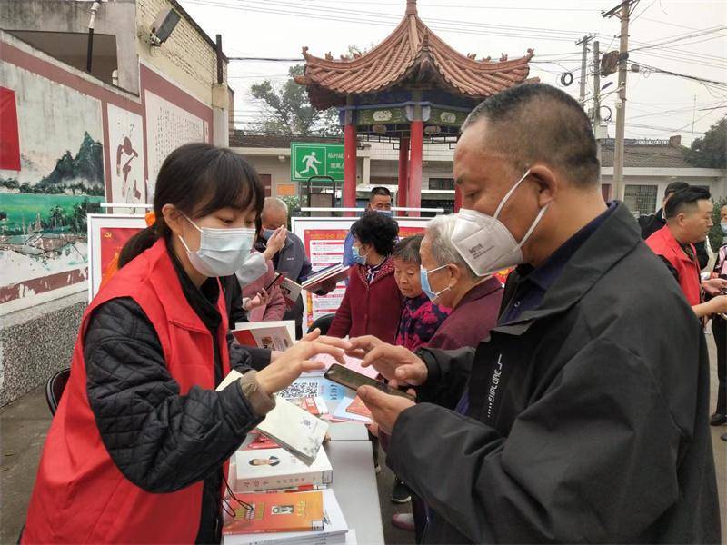 新时代文明实践站开展"流动图书车"进社区活动_文化广场_居民_教育
