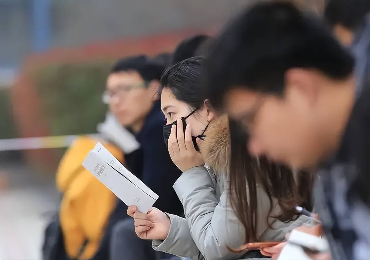 扔免费早餐的大学生报歉原因曝光，怕影响考公事员，网友：没诚意