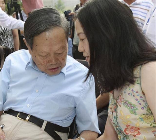 相差54岁的"爷孙恋",翁帆:为了杨先生,我这16年来都是早睡_杨振宁