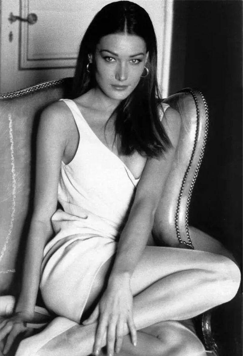 国外前第一夫人carla bruni,担的了超模当得了歌手,衣品也超赞_身材