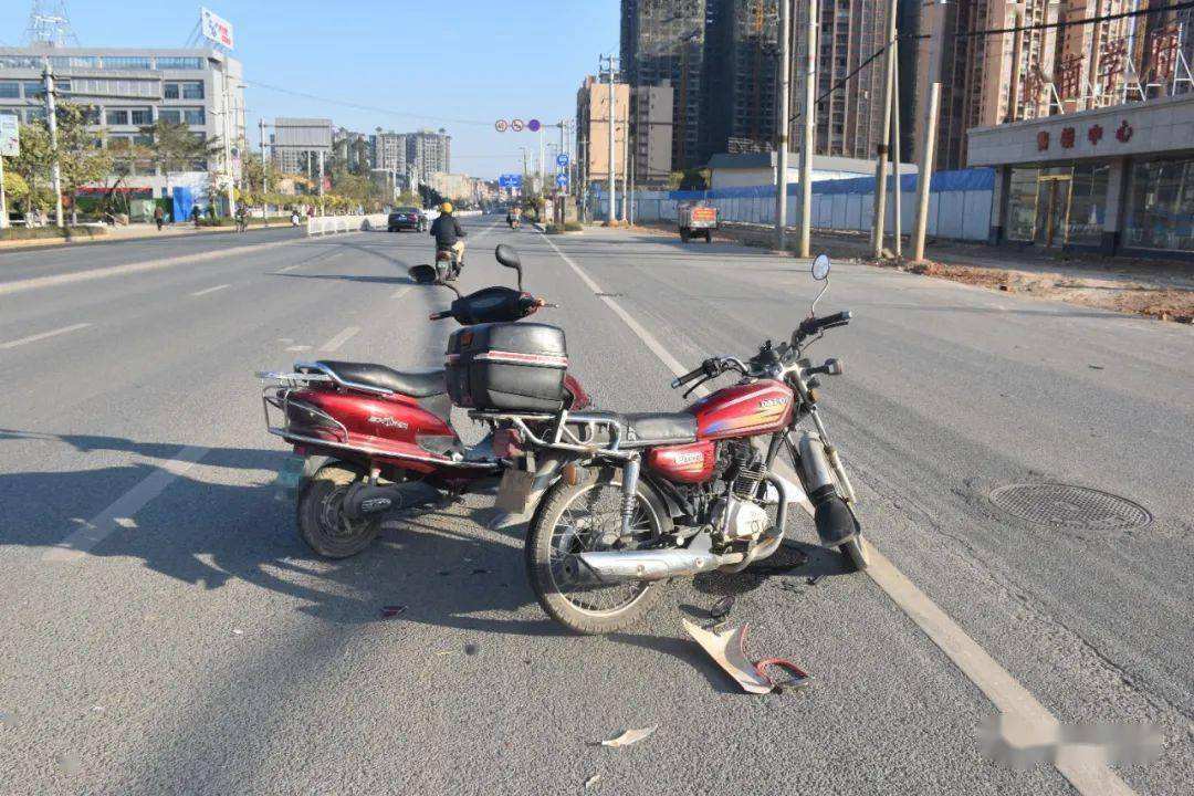 北京昌平,摩托车加速抢绿灯撞飞2辆闯红灯电动车,致3人严重受伤