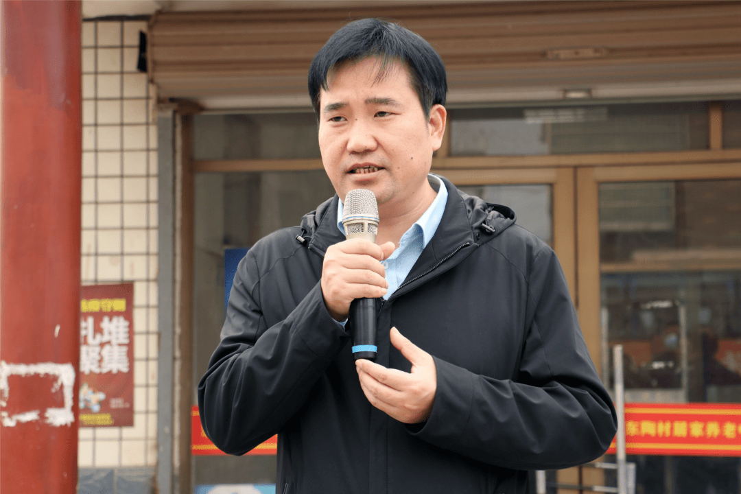 镇党委书记贾荣文就基层治理工作强调了五点:一是要强化村级基层组织