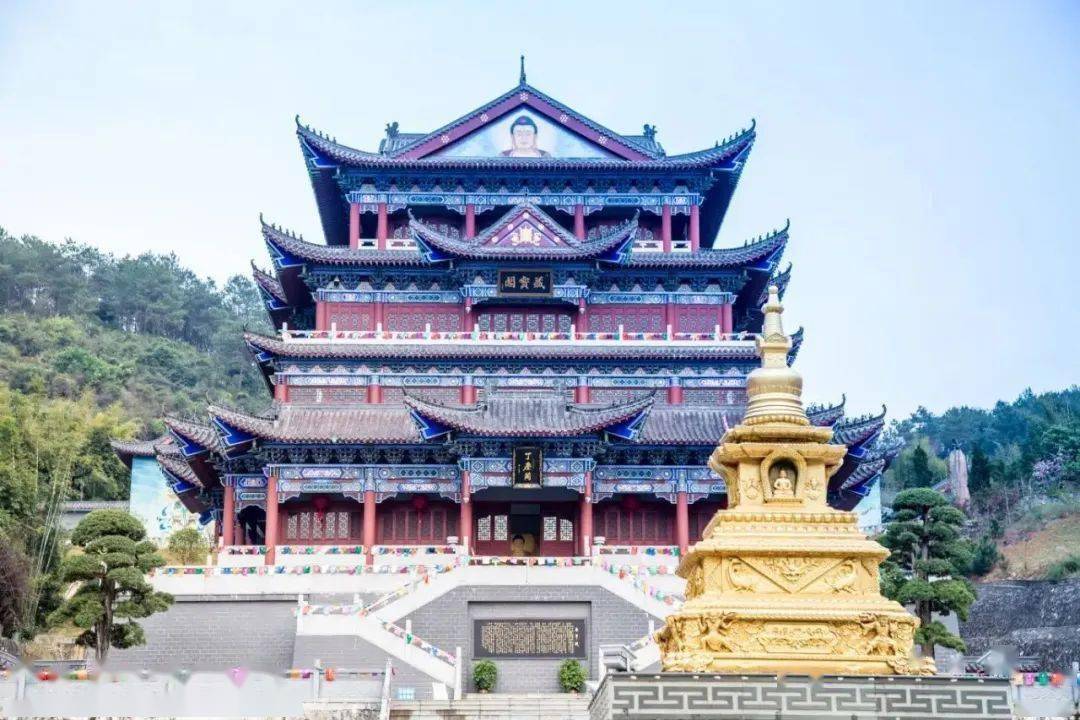 东华禅寺坐落于广东省翁源县县城东北3公里处的东华山上,东华山属