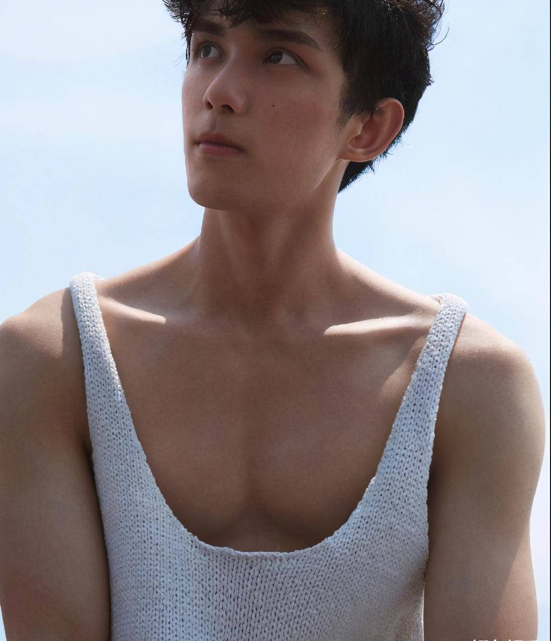 吴磊肌肉线条尽显猛男气质,曾经的天真小宝贝,如今已成肌肉型男_照片